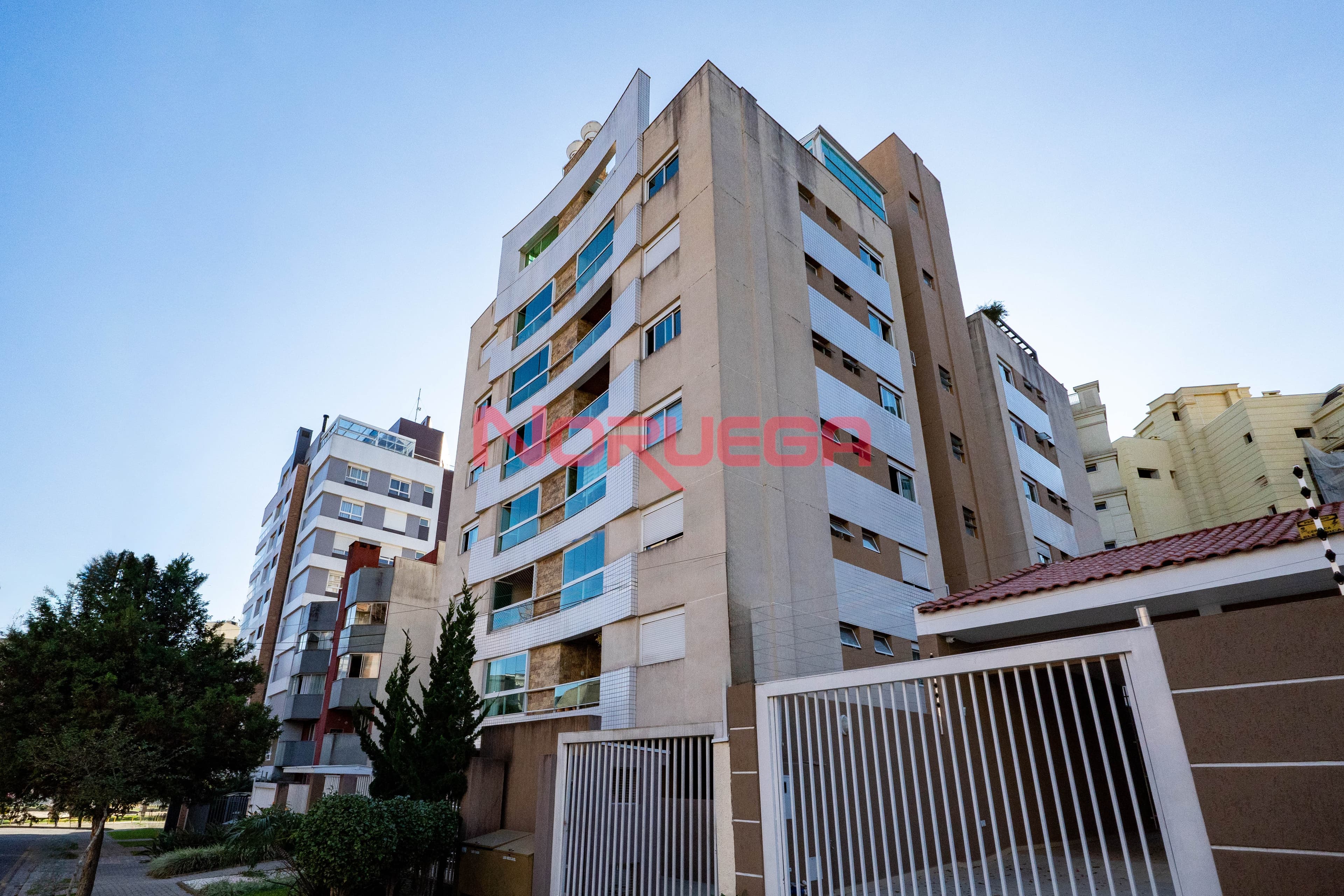 Imóvel de Luxo no Juvevê: 3 Quartos, 2 Suites, 3 Salas, 4 Banheiros, 2 Vagas de Garagem e 260m² de Área em Curitiba-PR