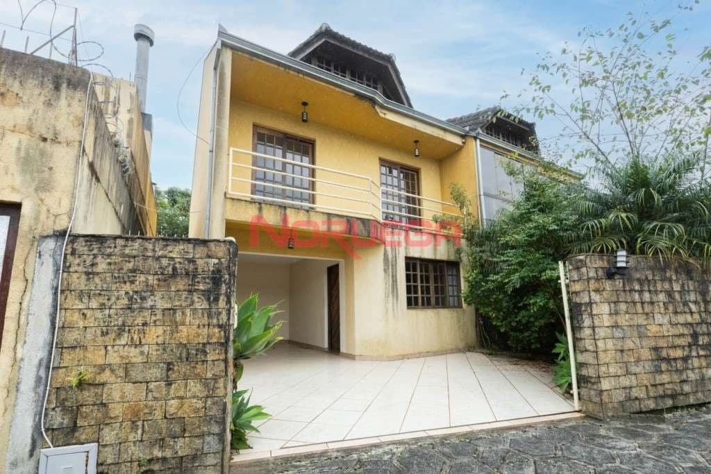 Imperdível oportunidade de casa para venda ou locação em Curitiba-PR, Vista Alegre: 4 quartos, 1 suíte, 3 salas, 4 banheiros, 3 vagas, 166,71 m².